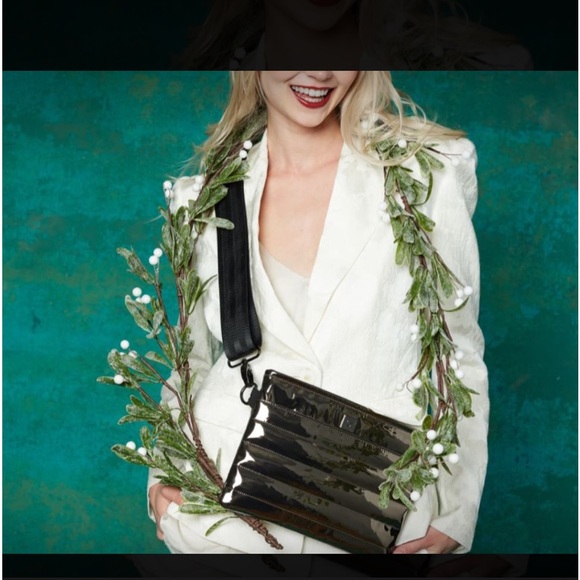 New THINK ROYLN Bum & Crossbody bag w/2 Fashion Straps white color Gift ideas - Picture 2 of 8